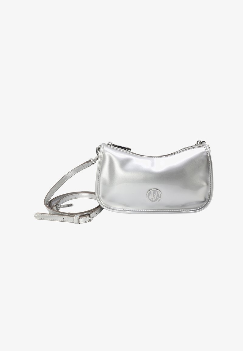 Petit sac à bandoulière métallique argenté avec bandoulière réglable et forme rectangulaire arrondie, arborant un logo subtilement embossé à l'avant.