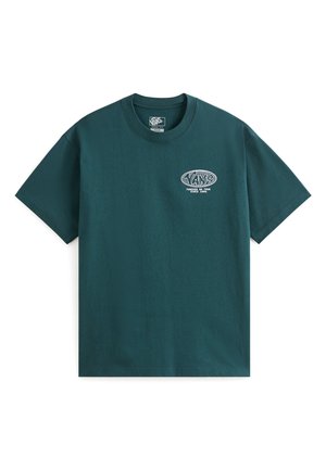 Groene katoenen t-shirt met een ronde hals en korte mouwen. Aan de voorkant staat een wit logo met tekst. Zachte textuur, casual ontwerp.