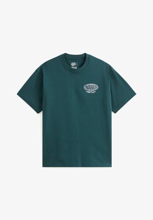 Groene katoenen t-shirt met een ronde hals en korte mouwen. Aan de voorkant staat een wit logo met tekst. Zachte textuur, casual ontwerp.