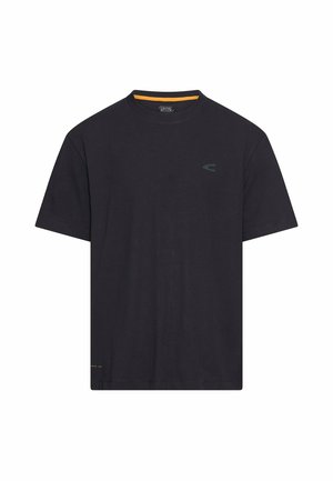 Sort t-shirt med korte ærmer og rund hals med lille logo på venstre bryst og orange detalje inden i kraven.