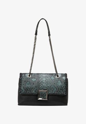 Fekete kézitáska, textúrált, kígyóbőr mintázatú teal és szürke felső résszel. Ezüst láncos pánttal és négyzetes fém kiegészítőkkel rendelkezik.
