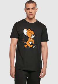 Zwarte katoenen t-shirt met een oranje cartoon muis ontwerp met een witte buik, en de tekst "Jerry" in het wit onder het karakter.