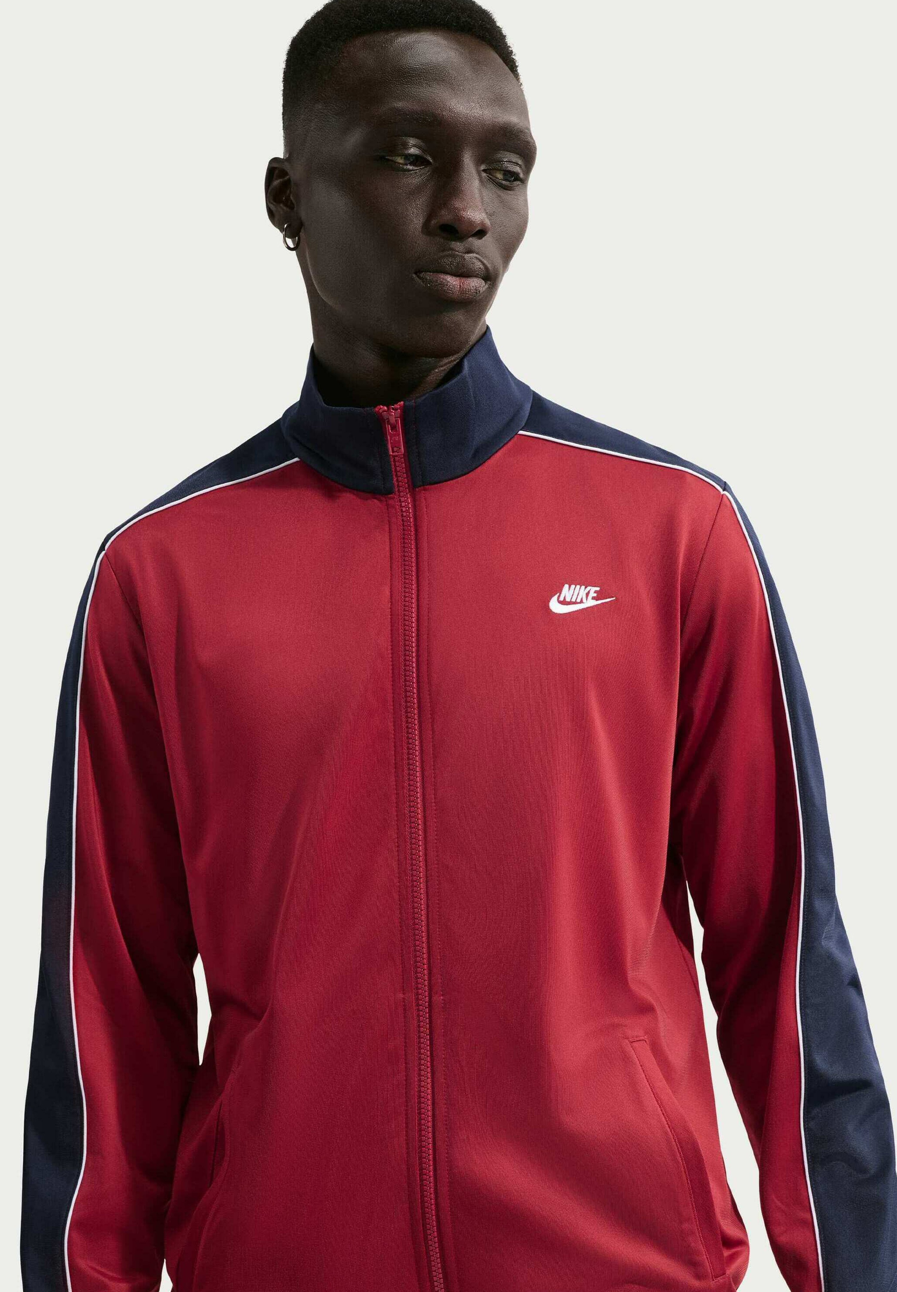 Nike Sportswear CLUB - Trainingsanzug - team crimson obsidian