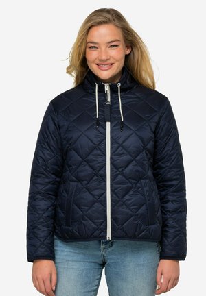 Giubbotto trapuntato blu navy con colletto alto, chiusura frontale con zip e dettagli con cordino. Presenta due tasche laterali e una silhouette aderente.