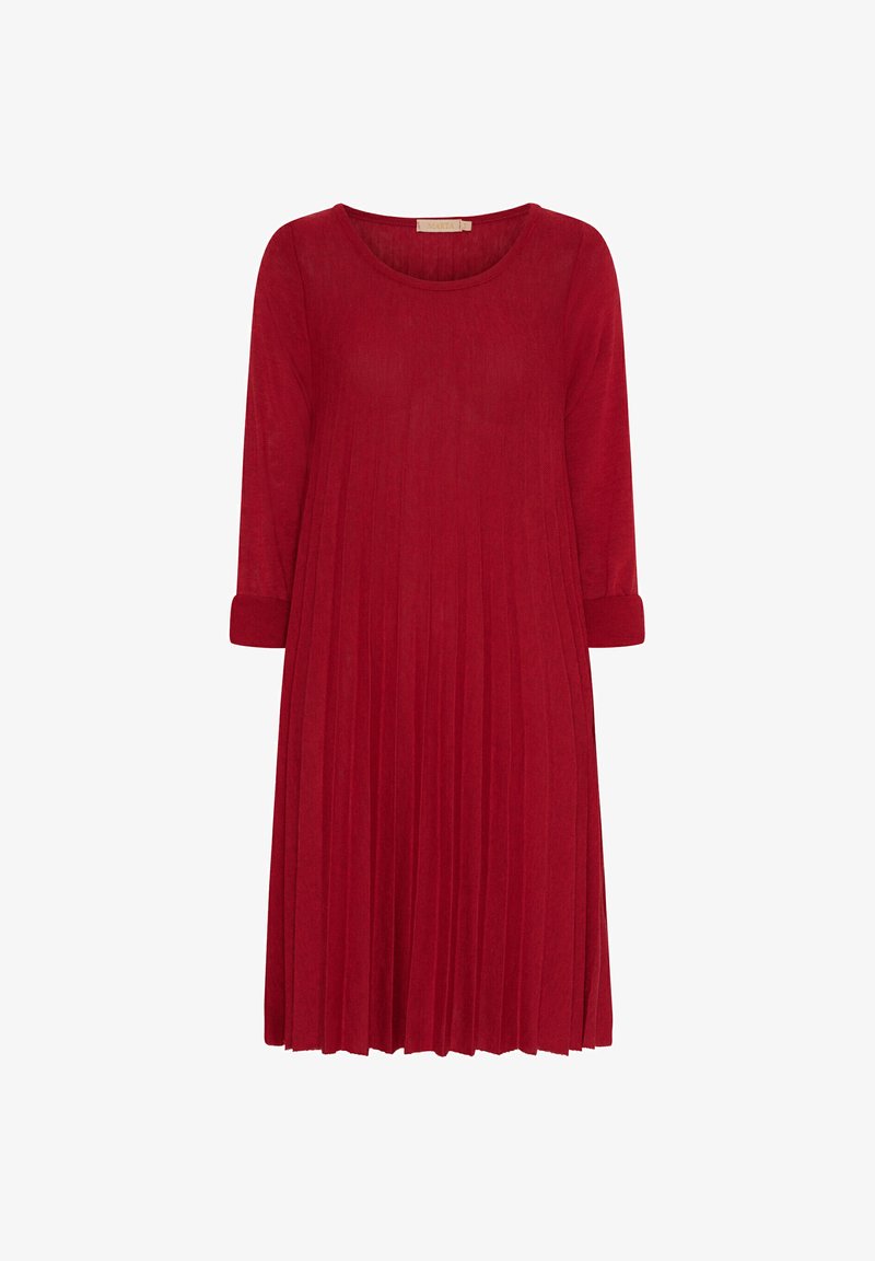 Rød plisseret kjole med trekvartærmer, rund halsudskæring og struktureret stof. Har opkrøllede manchetter og en flydende silhuet.