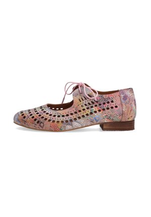 Zapato plano con cordones y diseño recortado, cuero multicolor con tonos rosas y un tacón pequeño. Superficie texturizada con patrones irregulares.