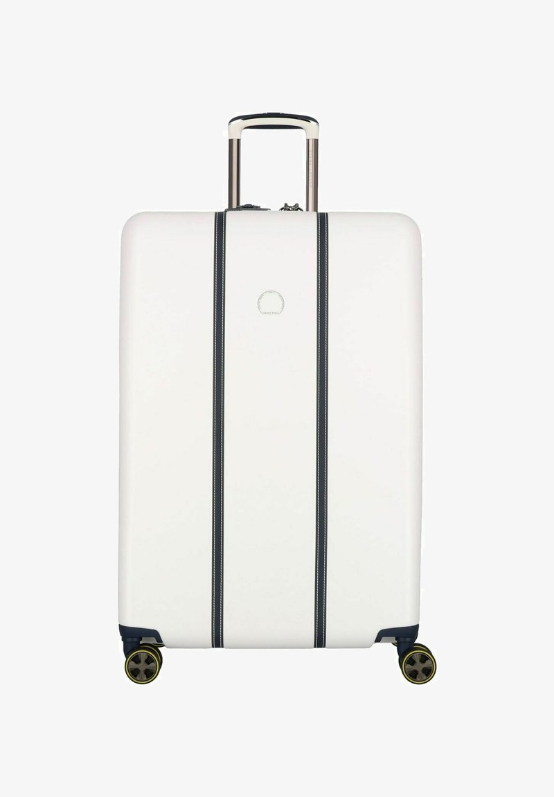 Valigia rigida bianca con strisce verticali nere. Presenta una maniglia telescopica e quattro ruote multidirezionali. Design robusto.