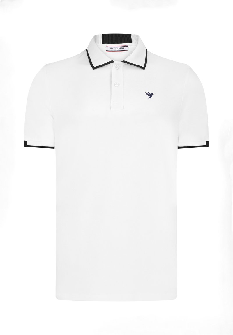 Camisa polo blanca con ribete negro en el cuello y las mangas. Presenta una tapeta de tres botones. Incluye un pequeño logo de un pájaro azul en el lado izquierdo del pecho.