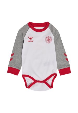 Body niemowlęce z długim rękawem o białym korpusie, szarych rękawach, czerwonych lamówkach, z logo Hummel i emblematem Duńskiego Związku Piłki Nożnej.