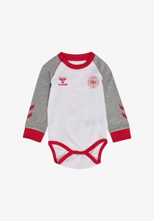 Body niemowlęce z długim rękawem o białym korpusie, szarych rękawach, czerwonych lamówkach, z logo Hummel i emblematem Duńskiego Związku Piłki Nożnej.
