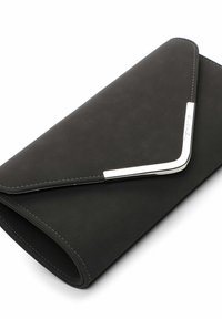 Cartera negra de piel sintética con un diseño de solapa triangular, acento metálico plateado y costuras visibles a lo largo de los bordes para un detalle adicional.