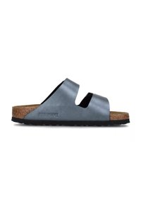 Grijze leren slide-sandaal met twee brede banden, kurken voetbed en rubberen zool. Inclusief uitsnijdingen en Birkenstock-logo aan de zijkant.