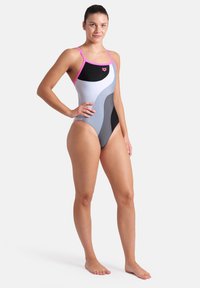 Costume da bagno intero con un design a blocchi di colore in grigio, nero e rosa, con spalline sottili e una texture morbida e elastica.