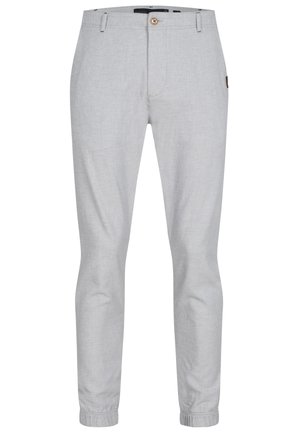 Pantalones en un gris claro, taperados, que presentan una textura tejida, puños elásticos, cierre frontal con botón y bolsillos laterales. Diseño casual y ligero.