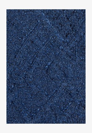 Tejido azul profundo con textura y un patrón de diamantes, que presenta una superficie suave y peluda y hilos irregulares, proporcionando profundidad y calidez.