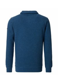 Gelaagde blauwe trui met een kraag, lange mouwen en geribbelde manchetten. Bevat een klein logo op de linker mouw. Achteraan inzichtelijk.