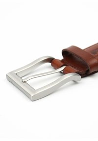 Brauner Ledergürtel mit einer silberfarbenen Metallschnalle, die eine rechteckige Form und eine glatte Oberfläche aufweist, betont klare Linien und ein minimalistisches Design.