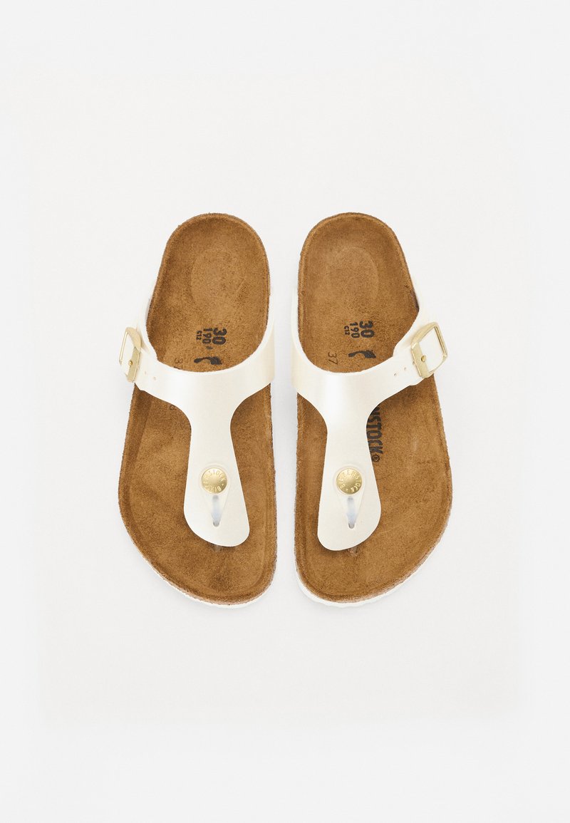 Weißes Leder-Sandalen mit einem geformten Fußbett aus braunem Wildleder, ausgestattet mit einer verstellbaren Metall-Schnalle und Akzenten in goldfarbener Hardware.