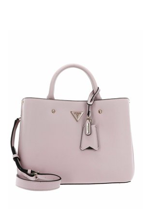 Borsa a tracolla in pelle rosa con doppi manici superiori, tracolla staccabile, dettagli in hardware dorato, logo triangolare e un piccolo cartellino.