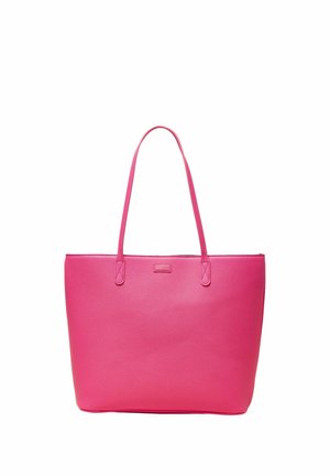 Lyserød lædertaske med to lange håndtag og en struktureret overflade, står oprejst mod en hvid baggrund.