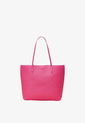 Heldere roze leren shopper met twee lange hengsels en een gestructureerd oppervlak, rechtopstaand tegen een witte achtergrond.