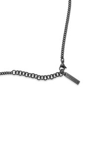 Collana in catena nera con anelli circolari e un'etichetta rettangolare incisa con "POLICE", che presenta un design elegante e moderno.