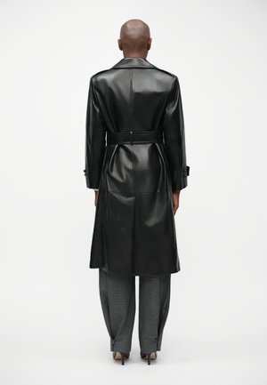 Rankning 16: Bally - Trenchcoat