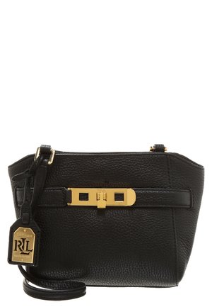 Czarna torebka ze skóry o fakturze z złotym prostokątnym zapięciem i dopasowaną złotą zawieszką z logo RLL przymocowaną do paska.