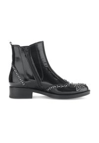 Cizme scurte din piele patent neagră cu accente metalice argintii, fermoar pe lateral, toc mic pătrat și textură netedă. Prezintă broderie decorativă.