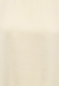 Texture de tissu uni blanc cassé avec de subtiles variations de teinte et de légers plis verticaux.