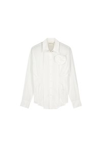 Witte lange mouwen shirt gemaakt van gladde stof, met een kraag, knoopsluiting aan de voorkant en een getextureerde bloemenaccent op de linkerborst.