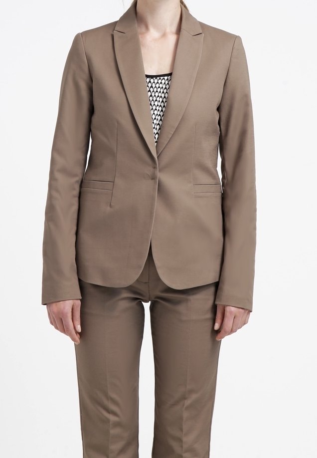 Hnědý vypasovaný blazer vyrobený z hladkého materiálu, s klopovým límečkem, dvěma předními kapsami a přiléhavým střihem, doplněný o ladící kalhoty.