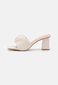 RAID Wide Fit Slip-ins med hög sula - off-white