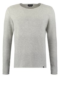Světle šedý pletený svetr s dlouhými rukávy, kulatým výstřihem a malou černou logo nášivkou poblíž lemu na přední levé straně.