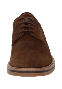 Bruine suède veterschoenen met een ronde neus, gedetailleerde stiksels en een gemarmerde rubberen zool. Het ontwerp heeft een klassieke oxfordstijl.