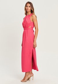 TUSSAH SIANDRA - Maxi šaty - hot pink
