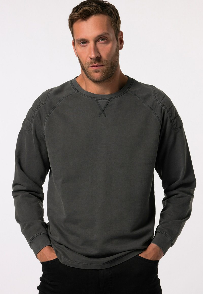 Donkergrijze sweatshirts met lange mouwen, rond de hals, ribgebreide manchetten en schouderdetails. Gemaakt van zachte stof met een gladde textuur.