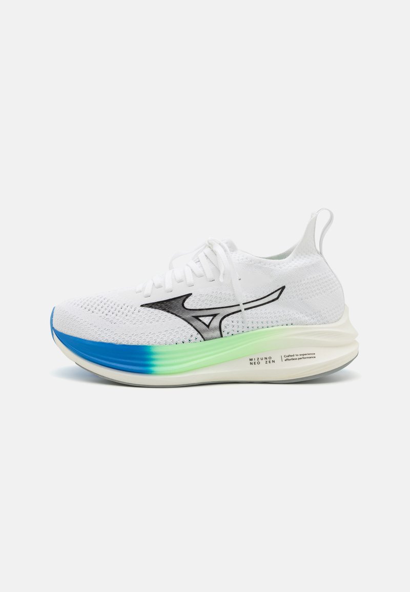 Sneaker atletica bianca con tomaia in rete, logo nero, suola con gradiente da blu a verde e design leggero, dotata di chiusura con lacci e linguetta.