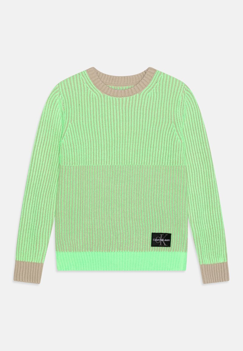 Pull en maille côtelée à manches longues beige et vert fluo avec col rond et écusson du logo Calvin Klein Jeans sur l'ourlet avant.