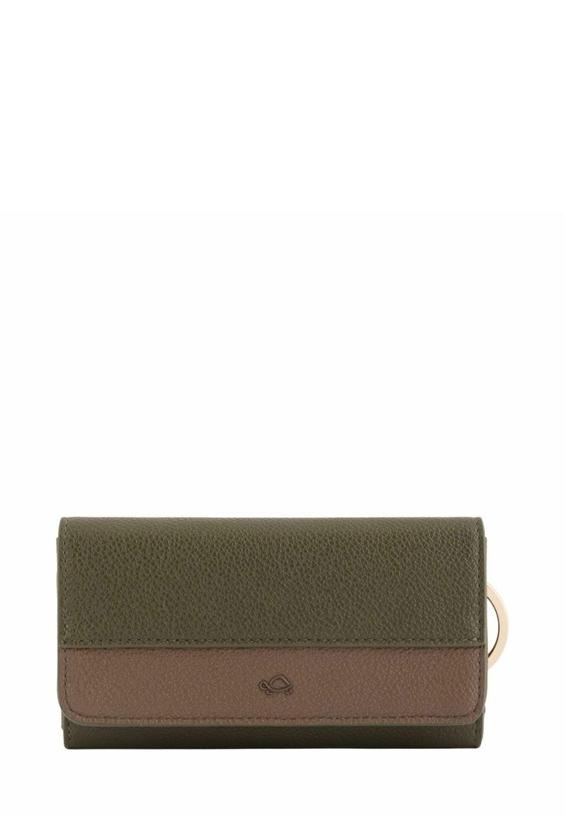 Portefeuille en cuir vert et marron avec une finition texturée, de forme rectangulaire, fermeture à rabat et un accent en anneau doré sur un côté.