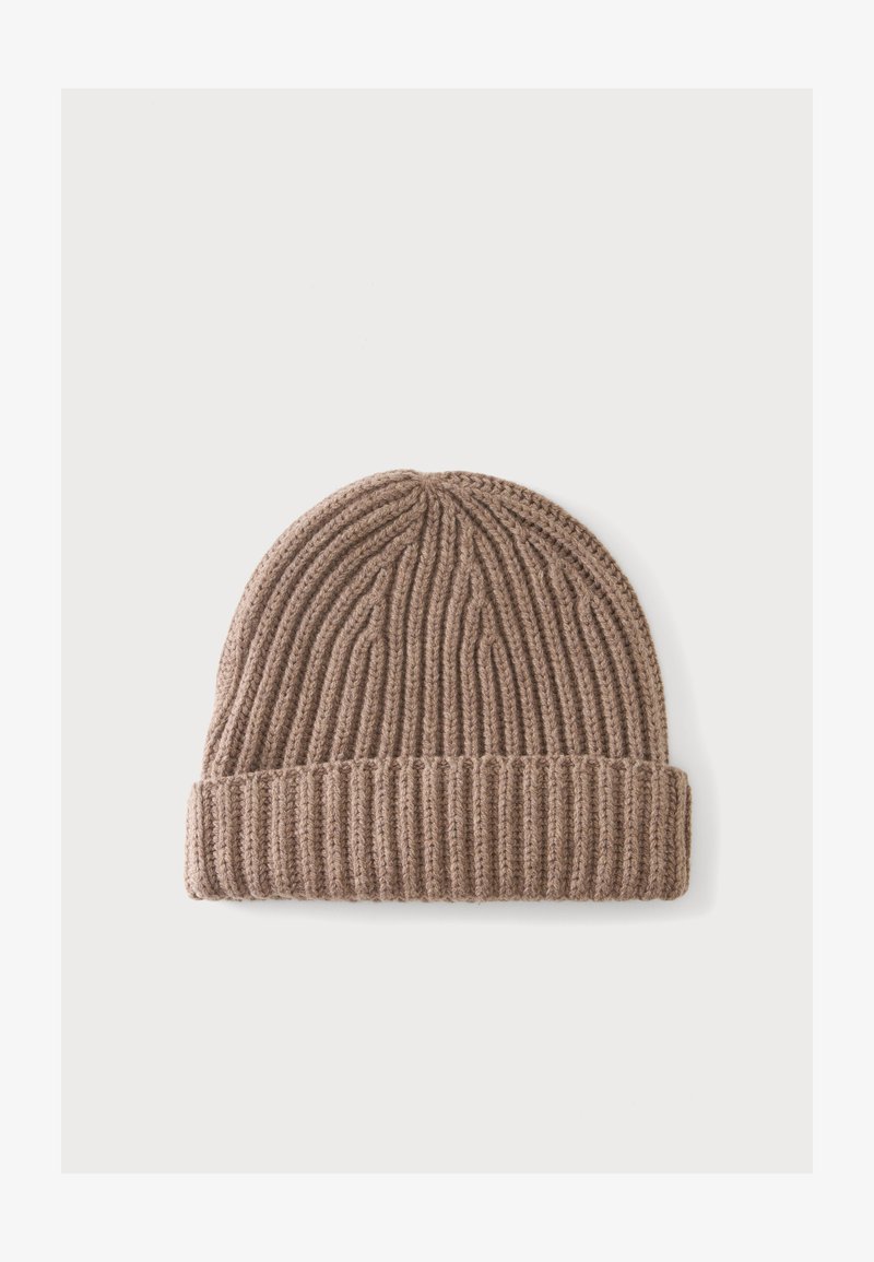 Bonnet tricoté marron clair avec un bord replié, présenté à plat sur un fond clair uni.