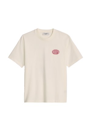 Crèmekleurig T-shirt met korte mouwen en een ronde hals, met een klein roze ovaal logo op de linkerborst met de tekst "MOP".