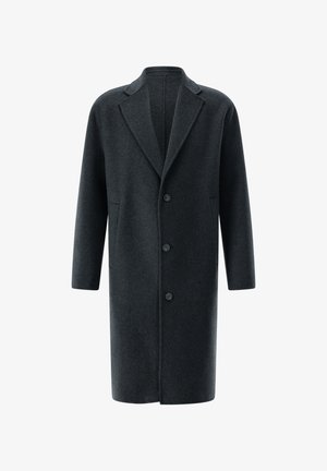 Langer dunkelgrauer Wollmantel mit Reverskragen, drei Knöpfen und Seitentaschen; glatte Textur; maßgeschneiderte Passform mit klassischer Silhouette.