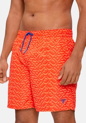 Mannelijke torso met feloranje zwembroek met blauwe trekkoord en overal het "GUESS" logo patroon, met een klein driehoekig logopatchje bij de zoom.