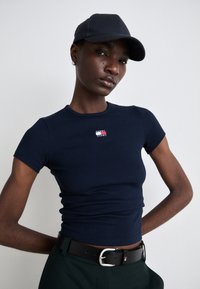 Tommy Jeans BADGE TEE - T-shirt basic - dark night navy