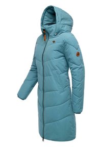 Podpuchany, turkusowy płaszcz zimowy z kapturem, z pełnym zamkiem błyskawicznym, dwoma bocznymi kieszeniami i logo na rękawie. Gładka tekstura i pikowana konstrukcja.