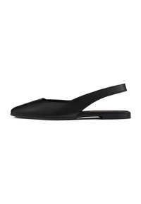 Zapato plano de cuero negro tipo slingback con punta afilada, textura suave, lados abiertos y un diseño minimalista. Suela plana para mayor comodidad.