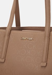 Calvin Klein MUST TOTE EPI - Handtasche - safari