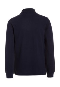 Laivaston pitkähihaisesta polo paidasta, jossa on teksturoitu pinta, ribattu kaulus ja hihansuut, klassinen leikkaus ilman näkyviä kuvioita tai yksityiskohtia.