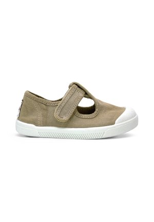 Chaussure enfant en toile marron clair avec semelle en caoutchouc blanche et embout protecteur, avec une bride Velcro réglable.